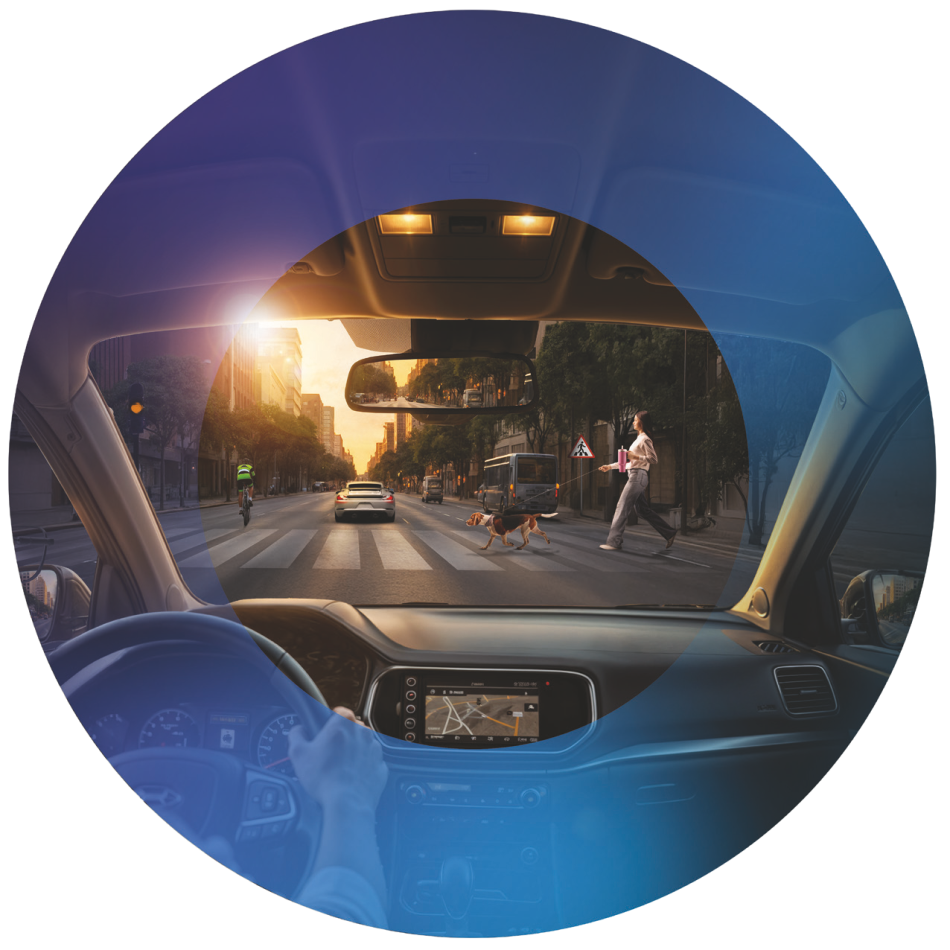 Novax Drive On Progresif sürüş gözlük camı kullanıcı ürün görseli; gün batımında şehir içi araç sürüşü. Novax Drive On Progressive driving eyeglass lens lifestyle image.