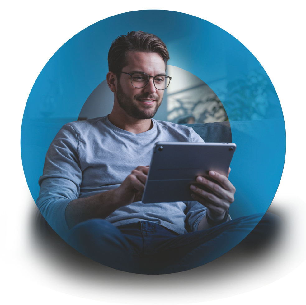 Novax Nucleo 5D Anti-fatigue Double Asferik gözlük camı kullanıcı görseli — tablet kullanan genç yetişkin. Novax Nucleo 5D Anti-fatigue lens lifestyle image.