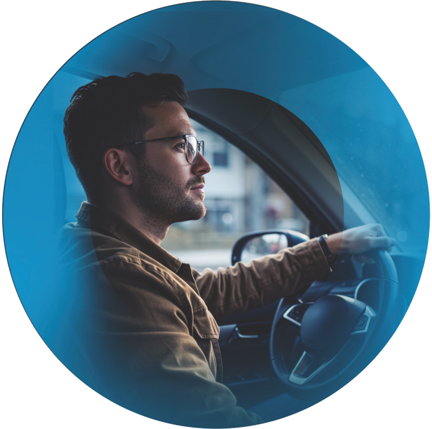 Novax Nucleo 5D Drive sürüş progresif gözlük camı kullanıcı görseli. Novax Nucleo 5D Drive driving progressive lens lifestyle image.